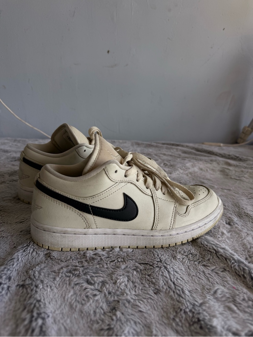 Nike Kids Low-Top Sneakers in Cream and Black